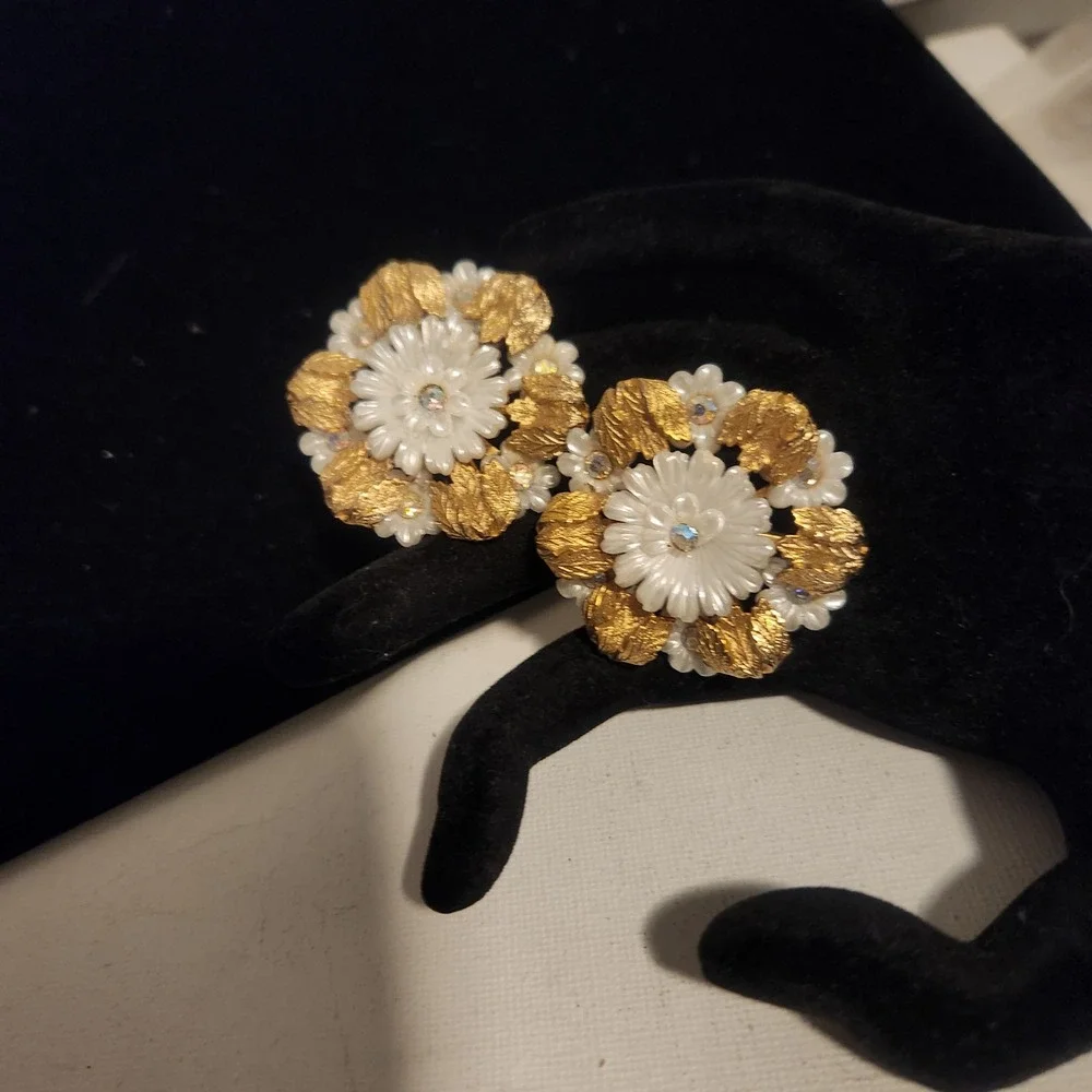 Vintage Coro‎ Floral Clip On Earrings Gold Tone White Flower AB Rhinestone 1.25